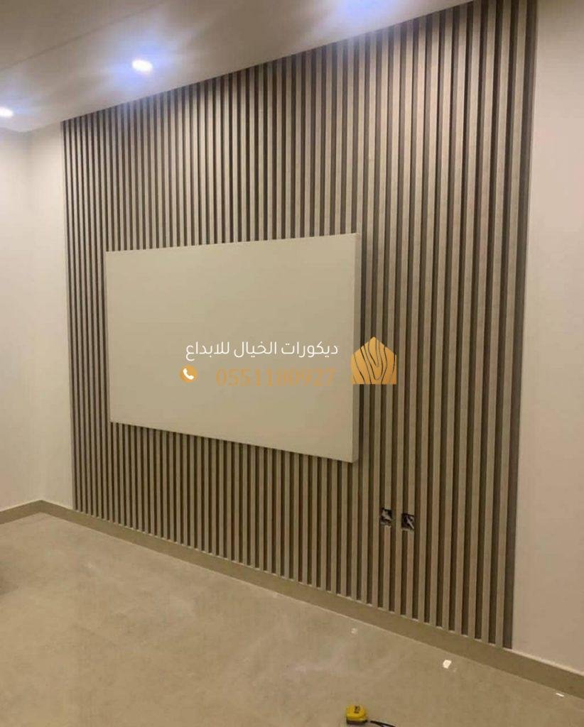 فخامة بديل الخشب مع إنارة خفية لتجديد ديكور منزلك بالرياض