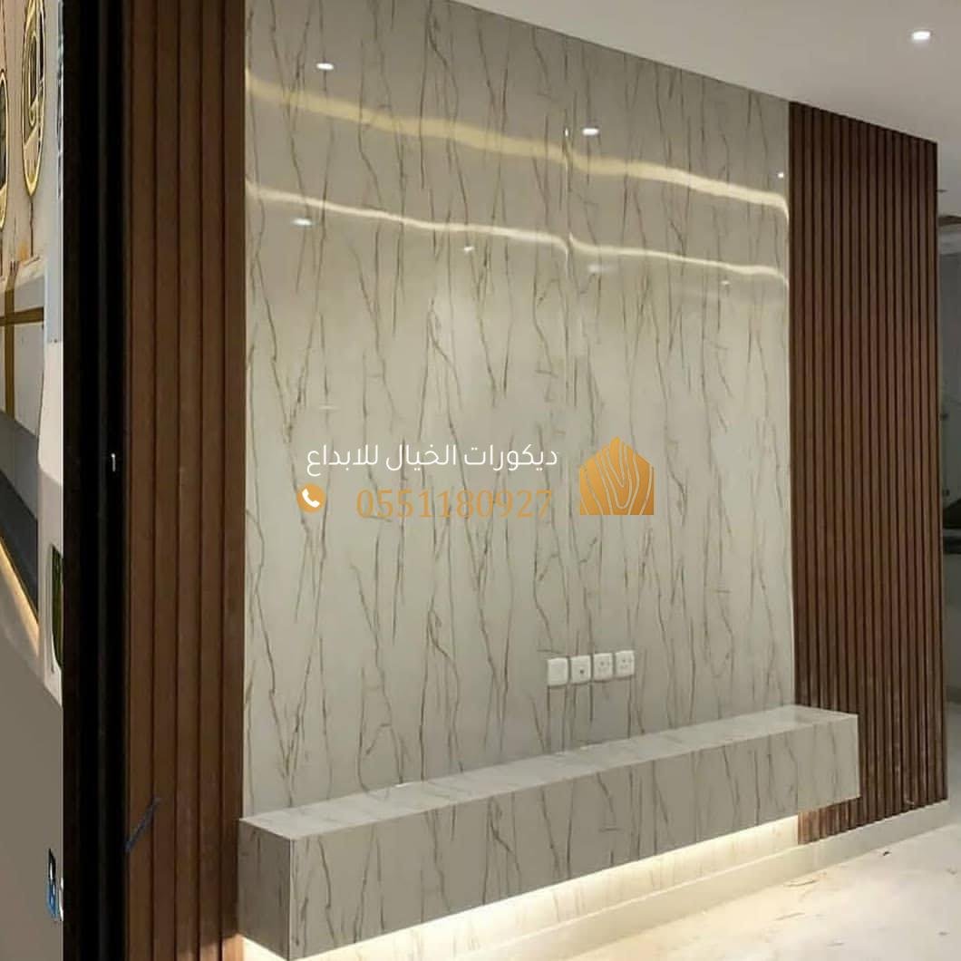 بديل خشب بإضاءة جدارية في الرياض بتصميمات 2025 الراقية