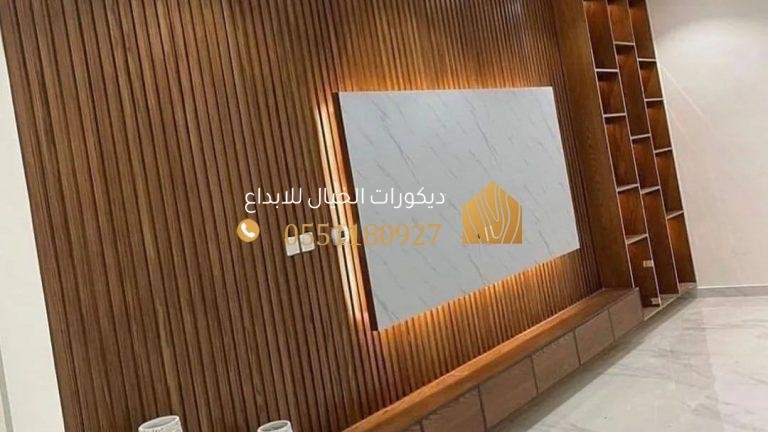 تركيب احترافي لبديل الخشب مع إضاءة مودرن بالرياض